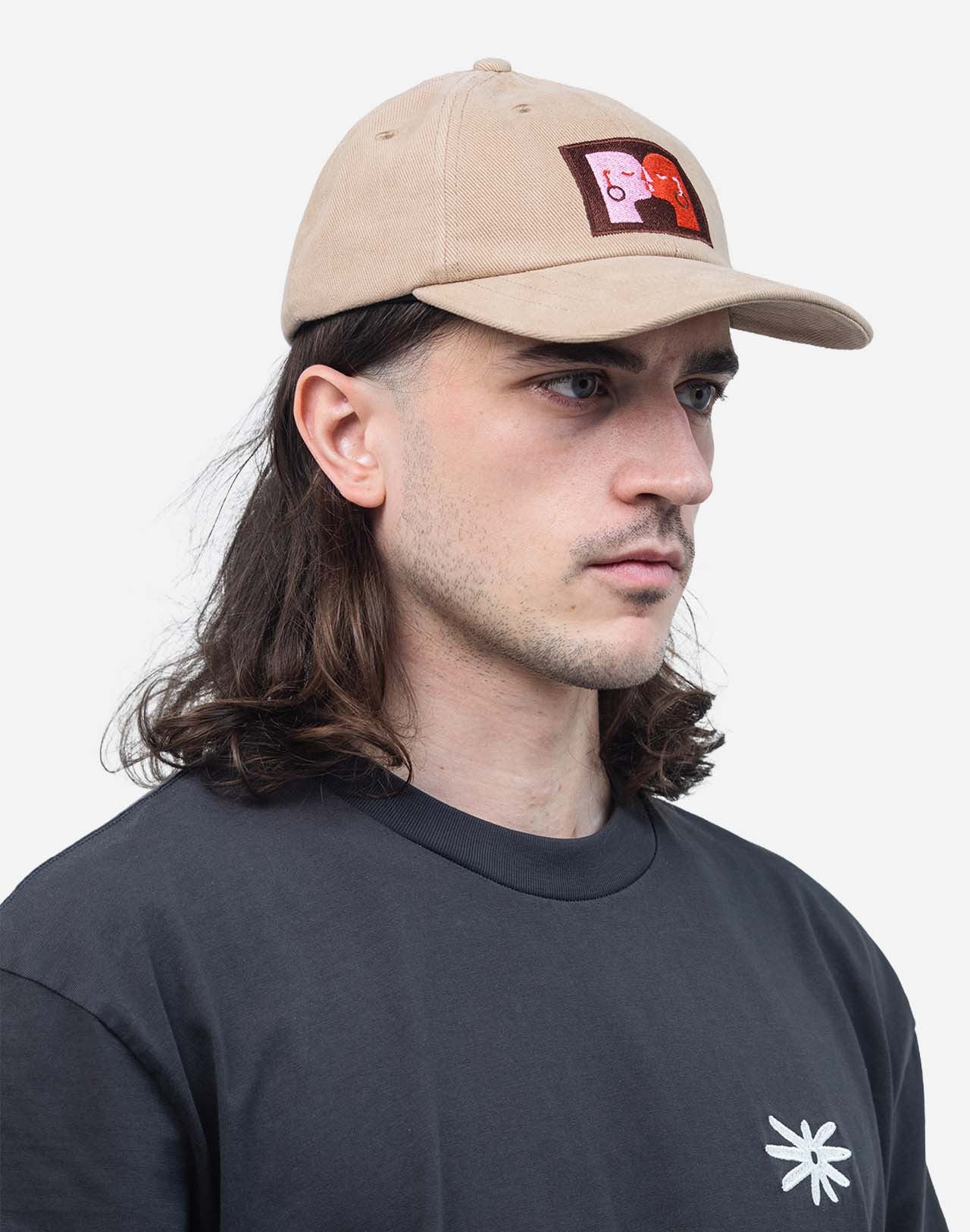 Casquette Six Panel Kiss sable